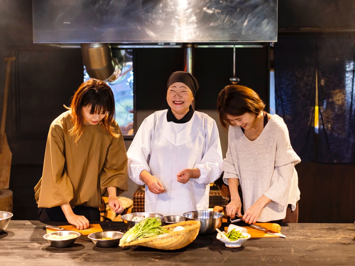 跟雪國阿嬤學煮菜|炊飯・煮湯・吃山菜料理+泡溫泉 1日