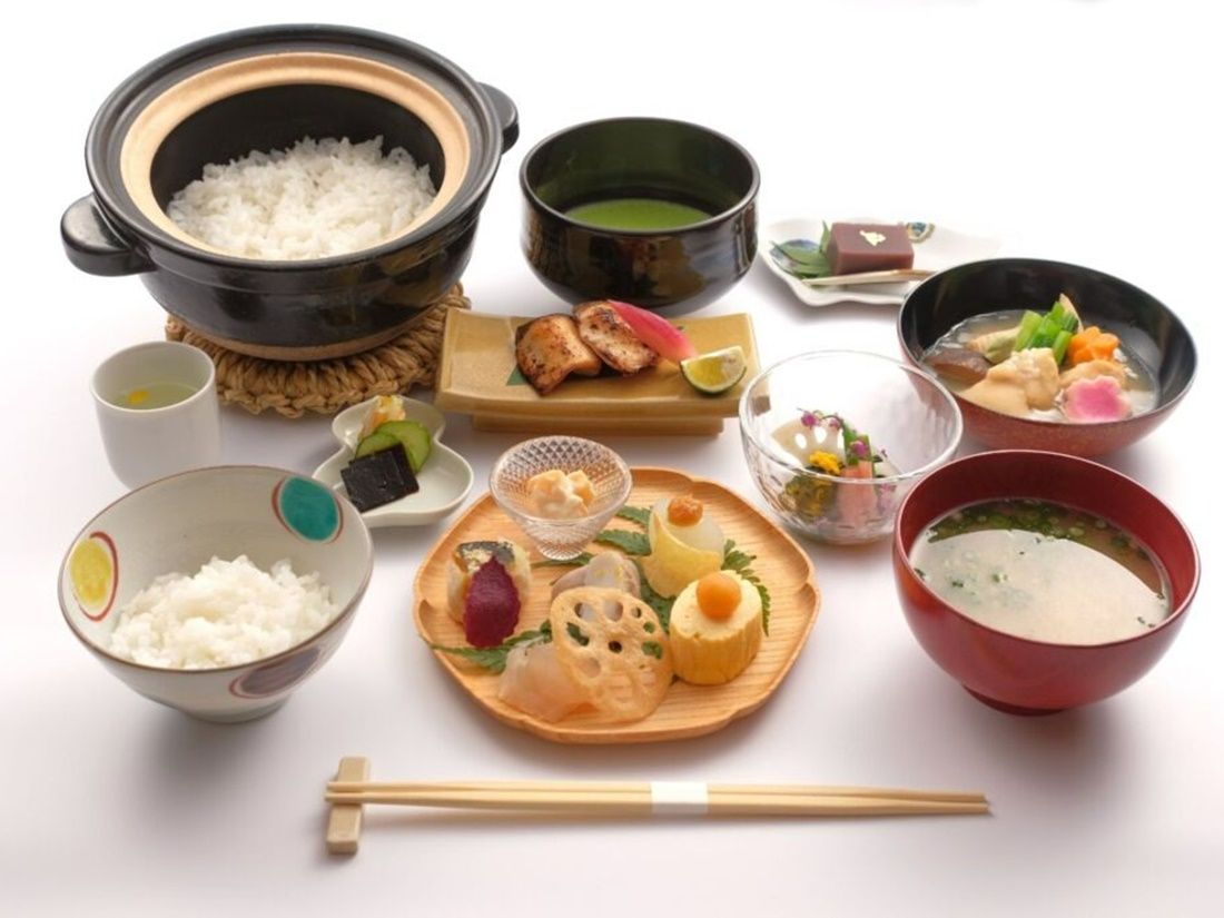 金澤・兼六園內老舖「兼六亭」吃早餐|土鍋炊飯治部煮膳/加賀棒茶粥膳