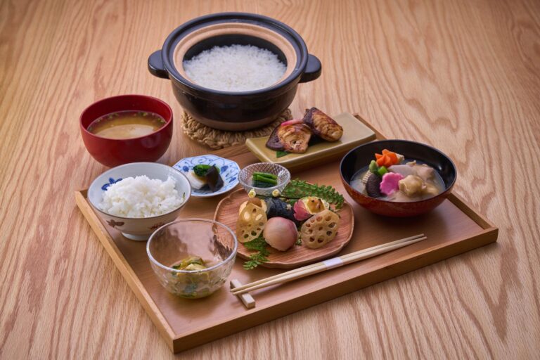 金澤・兼六園內老舖「兼六亭」吃早餐|土鍋炊飯治部煮膳/加賀棒茶粥膳