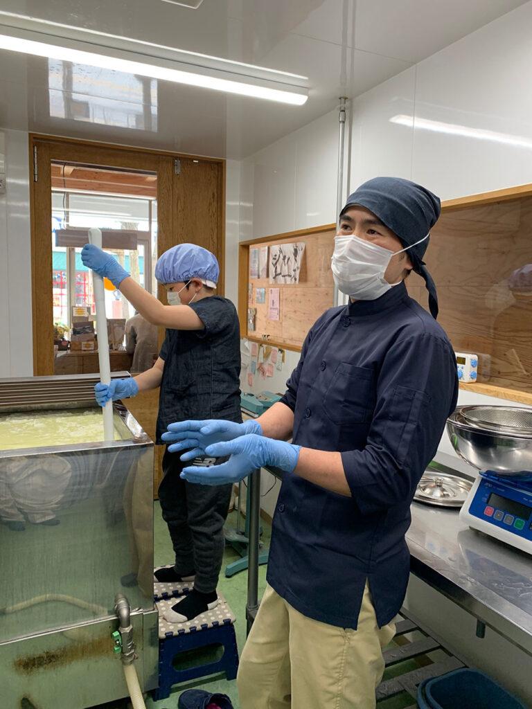 【北海道靜歲】捕捉手作起司乳香四溢的瞬間 單堂體驗製作|旭川市|起司職人的工作時光|