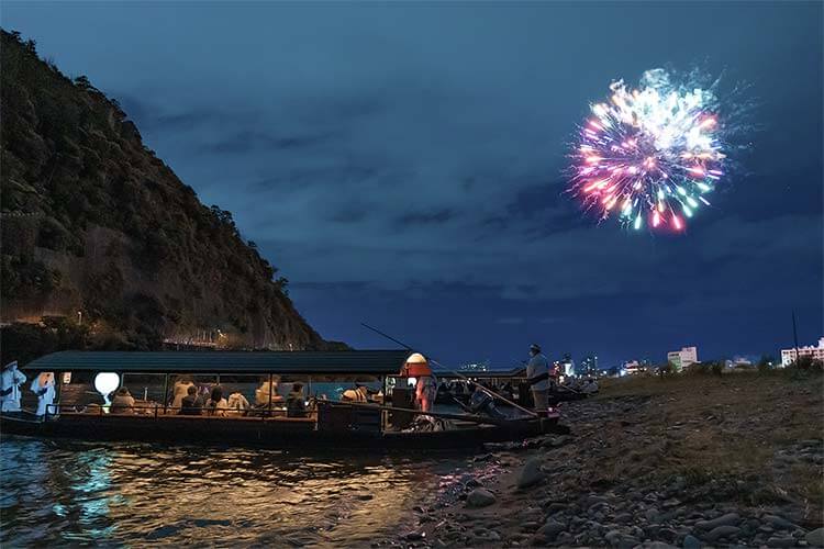 長良川鵜飼 × 船遊|藝伎・舞妓相伴的夜鵜飼船上宴席