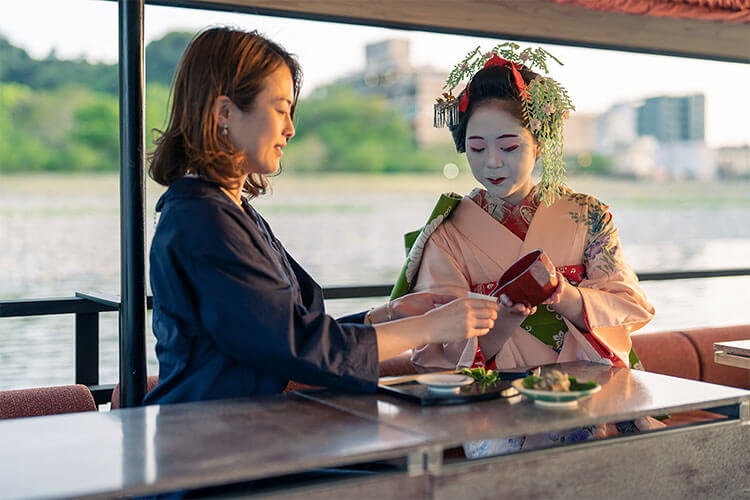 長良川鵜飼 × 船遊|藝伎・舞妓相伴的夜鵜飼船上宴席