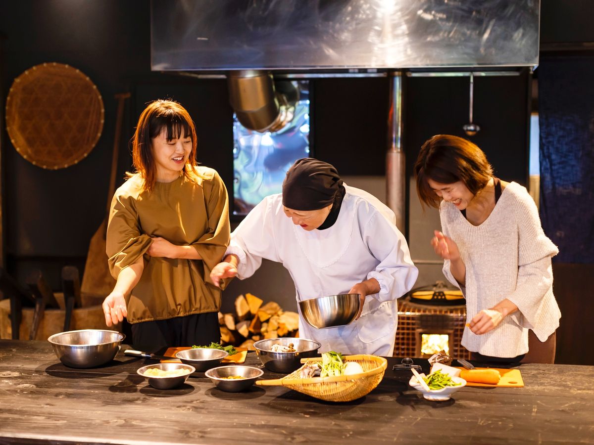 跟雪國阿嬤學煮菜｜炊飯・煮湯・吃山菜料理＋泡溫泉 1日