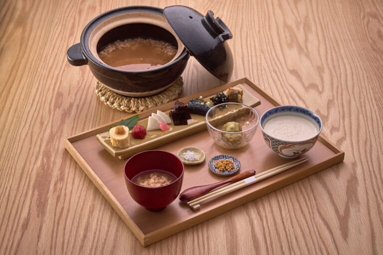 金澤・兼六園內老舖「兼六亭」吃早餐｜土鍋炊飯治部煮膳／加賀棒茶粥膳