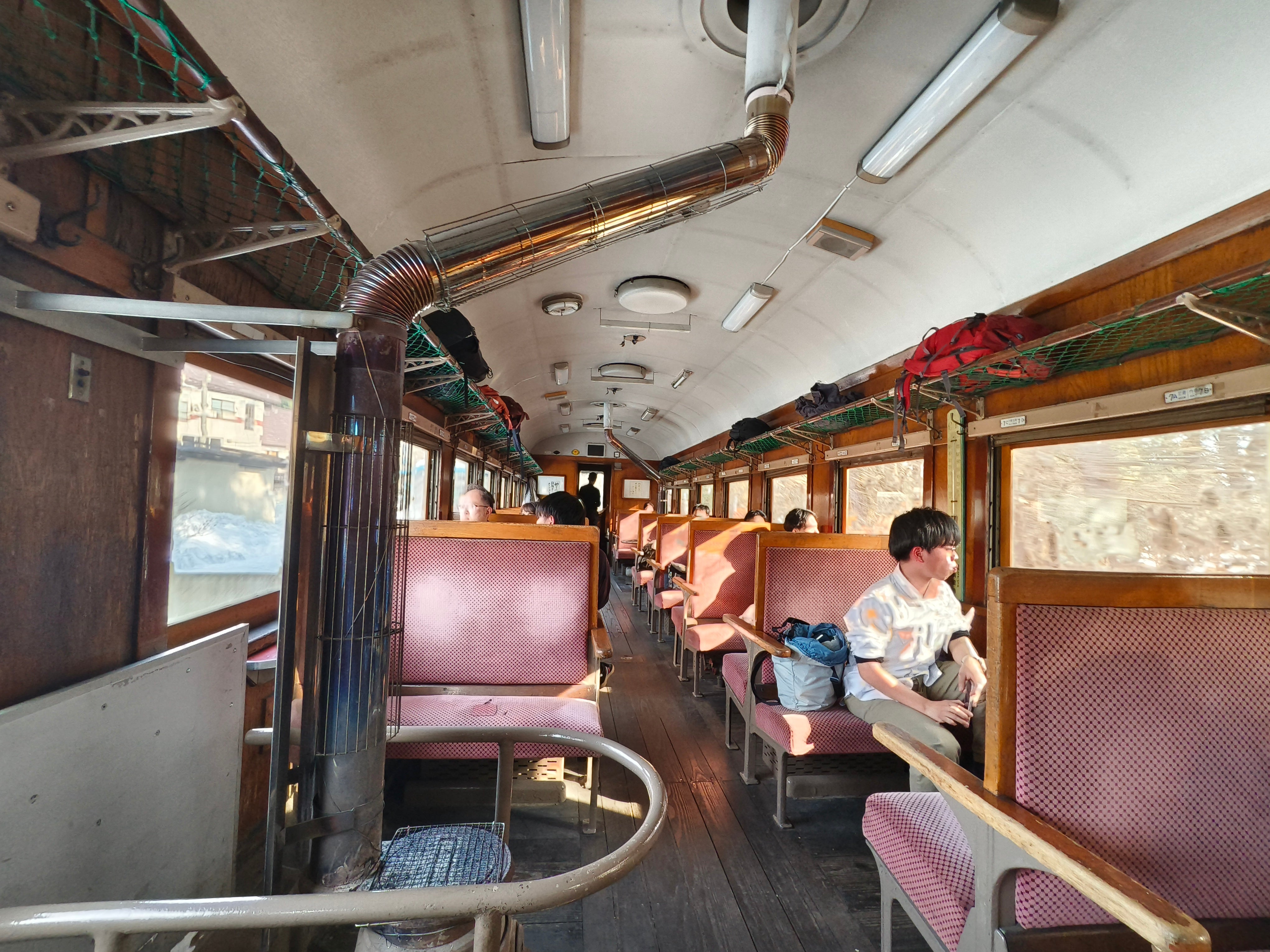 煤炭暖爐列車 一日往返＋「暖爐便當」｜來回